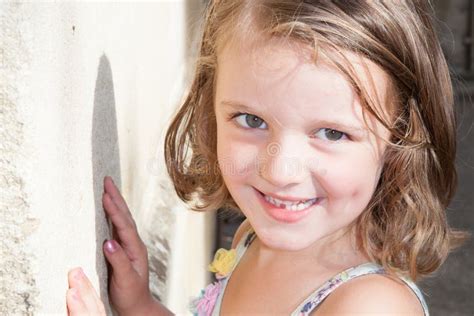 Portrait D Une Jeune Fille Adorable Sur Un Fond Blanc Image Stock