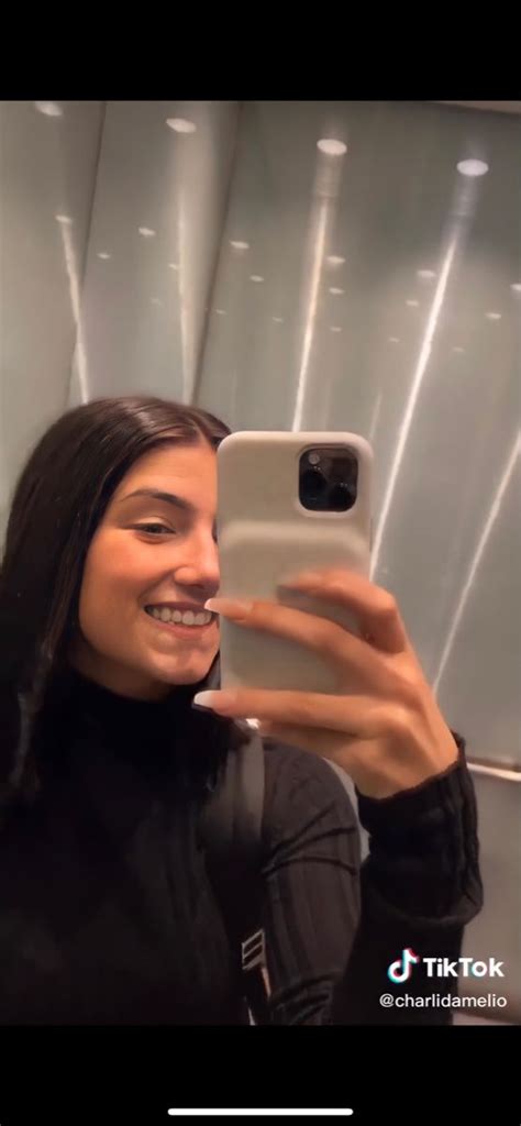 Pin By 𝓼𝓬𝓪𝓻 On Charli Damelio Mirror Selfie Selfie Scenes