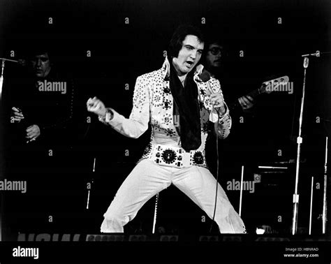 ELVIS ON TOUR, Elvis Presley, Jerry Scheff (bass), 1972 Stock Photo - Alamy