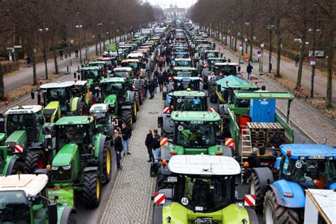 En Allemagne des agriculteurs manifestent à travers le pays pour