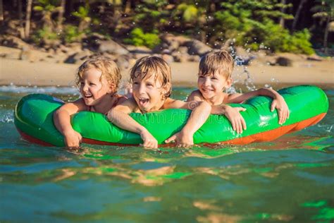 Natation D Enfant Sur Le Matelas Gonflable De Plage Photos Libres