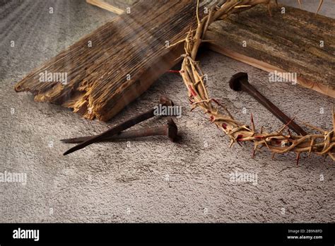 Fondo De Pascua Que Representa La Crucifixión Con Una Cruz Rústica De