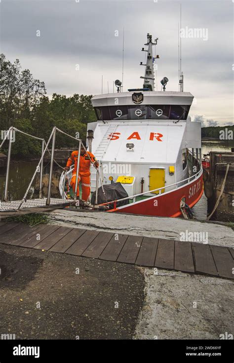 Balikpapan Indonesia January 14th 2024 The Sar Boat Is Docking At