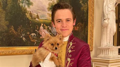 Sam Clemmett Biograf A Del Actor Con Personaje Gay En Queen Charlotte