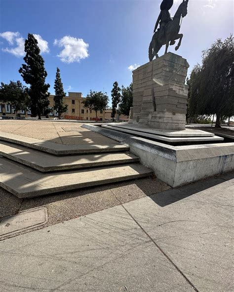 Zapata Statue - Ledges - FindSkateSpots