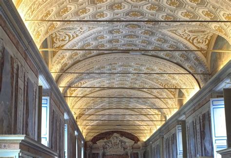 Bellas Esculturas De Arte Y Pinturas Dentro De Los Museos Del Vaticano