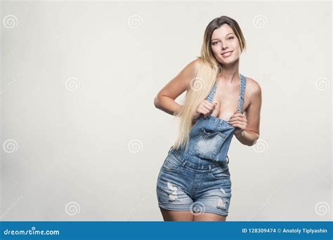 Menina Do Nude Os Peitos Grandes No Fato Macaco Das Cal As De Brim Foto De Stock Imagem De