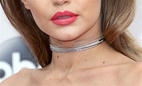 How a choker can define your Holiday Outfit - LaiaMagazine