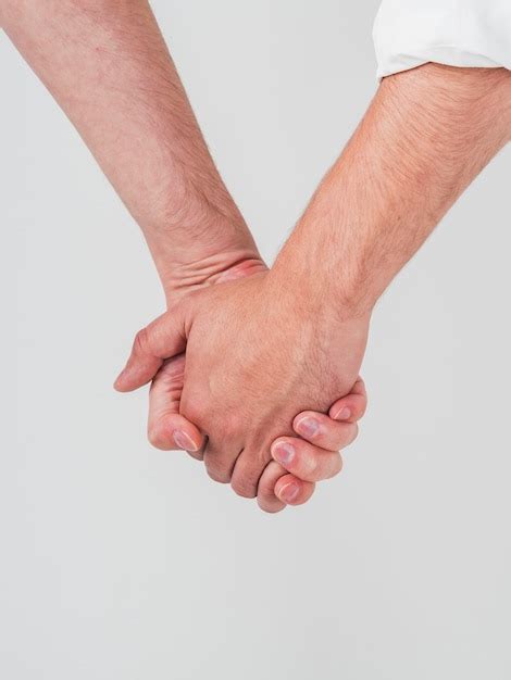 Primer Plano De Una Pareja Gay Cogidos De La Mano Foto Gratis