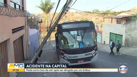 Vídeo Ônibus bate em poste e interdita parte de rua em Belo Horizonte