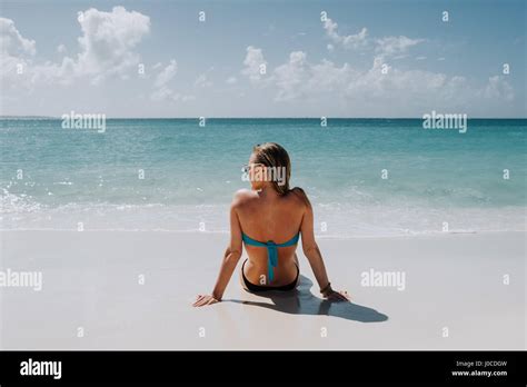 Bikini frau am strand Fotos und Bildmaterial in hoher Auflösung Alamy