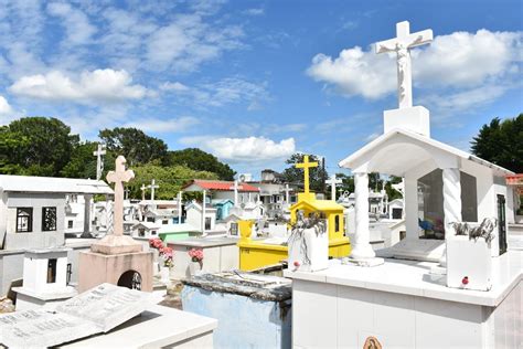 AVANZAN PREPARATIVOS POR EL DÍA DE MUERTOS EN EL PANTEON MUNICIPAL DE