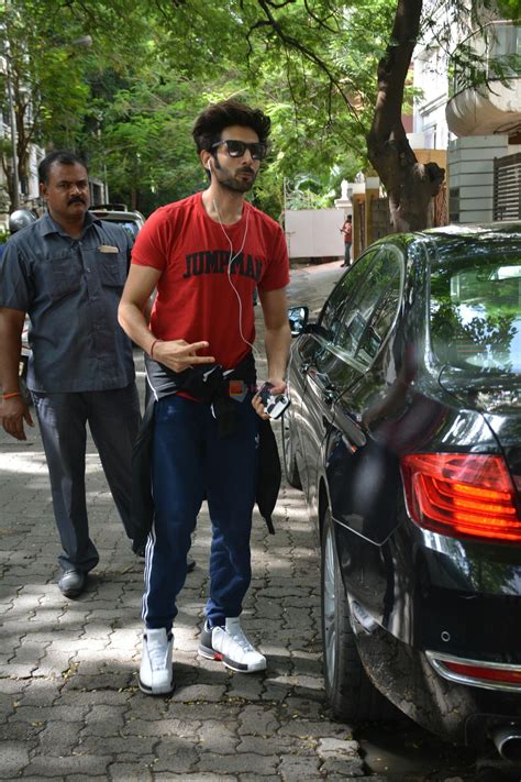 Kartik Aaryan Spotted At Bandra On Th June Kartik Aaryan