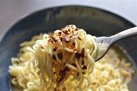 Premium Photo Spicy Noodles Soup On Fork In A Bowl