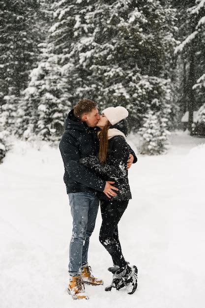 Amorosa Pareja Abraz Ndose En Un Paseo De Invierno Familia Joven