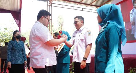 Serahkan Penghargaan 4 Desa Terbaik Bupati Kediri Berharap Kades