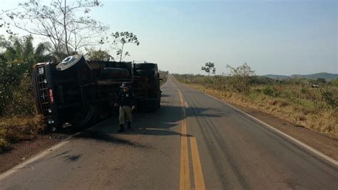 Caminhão Carregado Com Feijão Tomba Ao Desviar De Buraco Na Br 364 Em