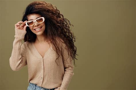Concepto De Gafas De Moda Sonriente Mujer Latina Rizada Bastante