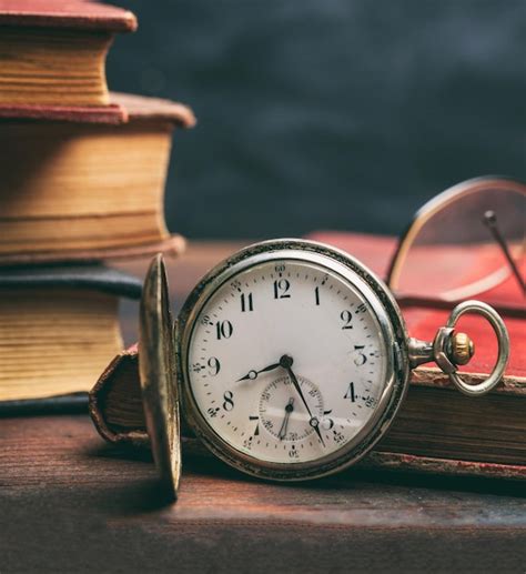 Reloj De Bolsillo Y Libros Antiguos Sobre Un Fondo De Escritorio De