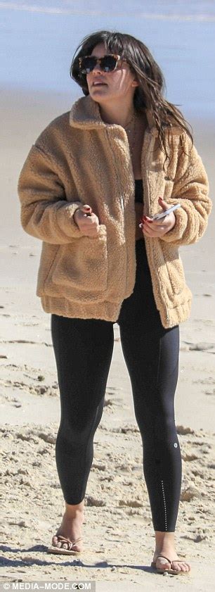 Olympia Valance Flaunts Her Pert Derri Re In Bikini In Byron Bay Daily Mail Online