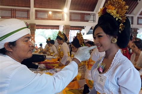 Upacara Potong Gigi Massal Di Bali