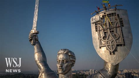 Watch Ukraine Replaces Soviet Emblem On Huge Kyiv Statue Wsj News