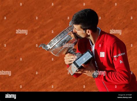 Novak Djokovic Srb Alla Cerimonia Del Trofeo Durante Il Roland Garros