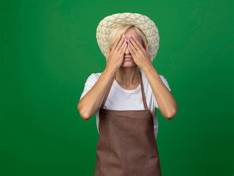 Femme Jardinière Blonde D âge Moyen En Uniforme Portant Un Chapeau Couvrant Les Yeux Avec Les