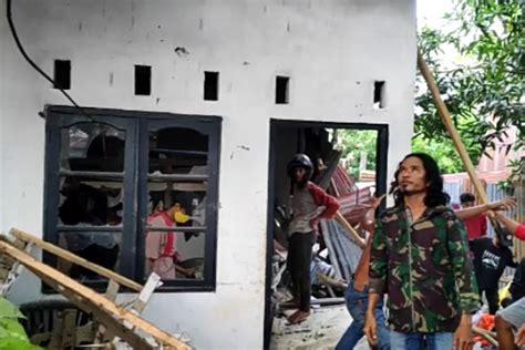 Massa Rusak Rumah Remaja Penculik Dan Pembunuh Bocah Tahun Di Makassar