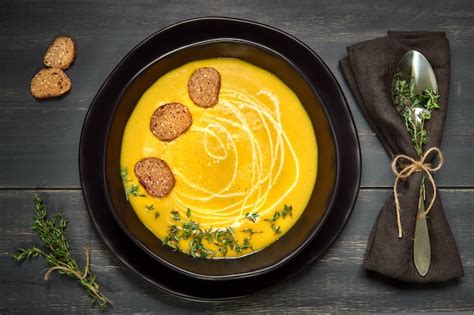 Sopa De Crema De Calabaza En Un Taz N De Cer Mica Servido Con