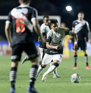 Em busca de zagueiro Corinthians faz proposta e discute questões