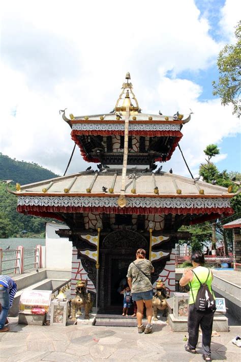 O Templo De Tal Barahi Nepali Budhdist Pelo Meio Do Lago Phewa Em