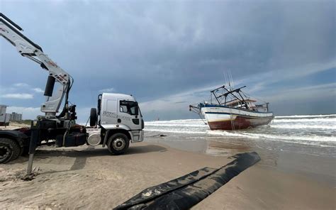 Barco Encalhado Em Navegantes Marinha Abre Inqu Rito Para Investigar