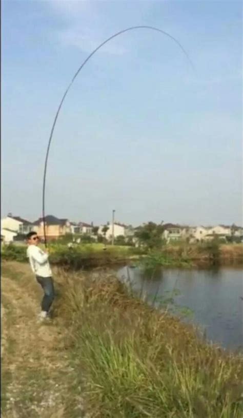 別人釣魚是穩坐釣魚台，這兄弟的釣魚姿勢怎麼是動態的？ 每日頭條