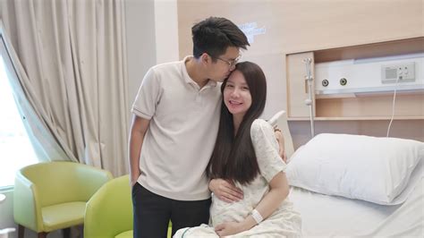 Hot mom Thanh Trần vừa sinh con thứ 3 đã được chồng tặng ngay quà khủng