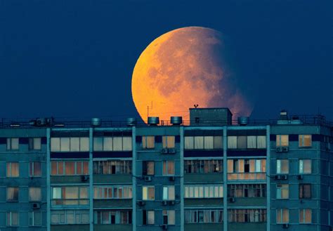 Partial Lunar Eclipse Occurs During Harvest Supermoon See The Stunning