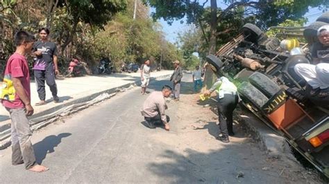 Kronologi Truk Terguling Timpa Pemotor Di Garut Roda Terangkat Saat