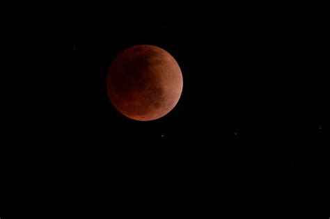 Las espectaculares fotos del eclipse lunar que no se repetirá hasta