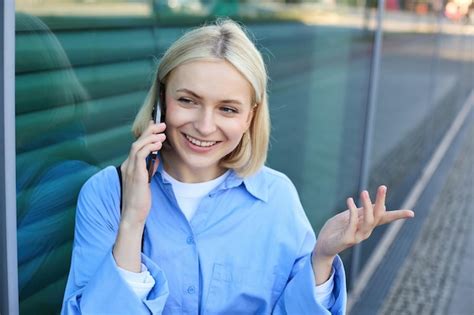 Free Photo Close Up Portrait Of Smiling Blond Woman Chatting On The