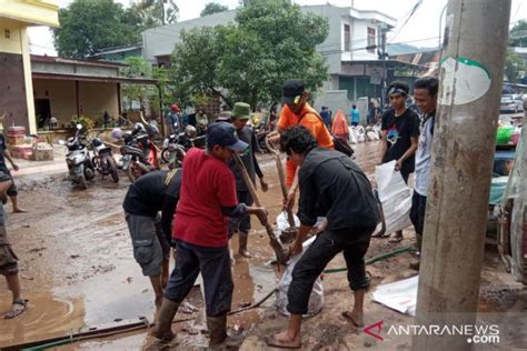 Komunitas Pencinta Alam Bantu Bersihkan Daerah Terdampak Banjir Di