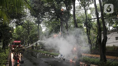 Diduga Korsleting Salah Satu Tiang Listrik Di Kawasan Menteng Terbakar