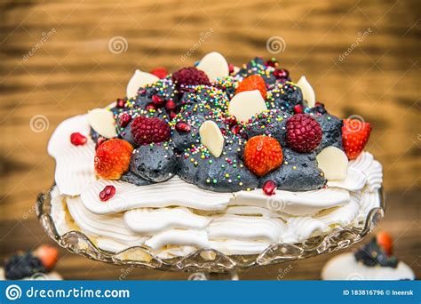 Postre Pavlova Con Fruta Fresca Y Crema Dulce Foto De Archivo Imagen