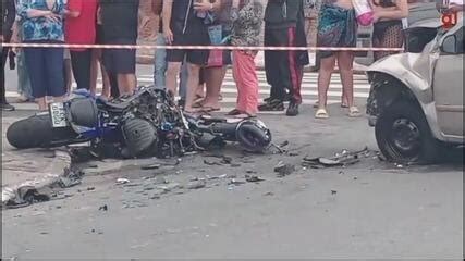 Motociclista morre após colidir carro em avenida da praia no