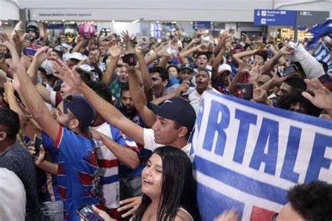 Torcida Do Fortaleza Lota Aeroporto No Embarque Do Time Para A Argentina