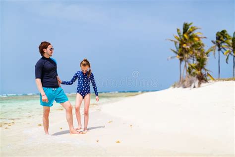 Far Och Dotter På Stranden Arkivfoto Bild Av Folk Njutning 149397772