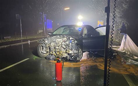 Unfall in Hückeswagen Eingestürzte Mauer und Öl auf der Straße