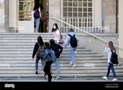 Les Enfants Arrivent L Cole Le Premier Jour De La Nouvelle Ann E