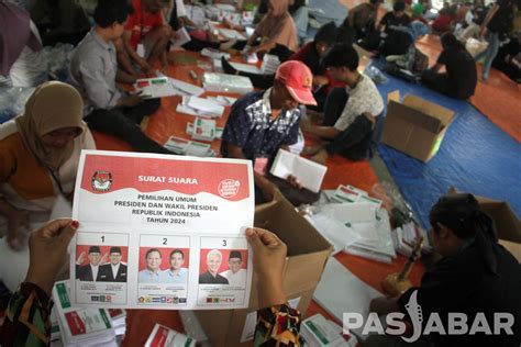 Foto Pelipatan Surat Suara Pilpres Dan Pileg Pemilu 2024