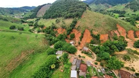 Mg Deslizamento Deixa Quatro Mortos Após Fortes Chuvas