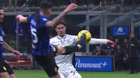 Moviola Inter Atalanta perché il fallo di mano di Miranchuk è punibile